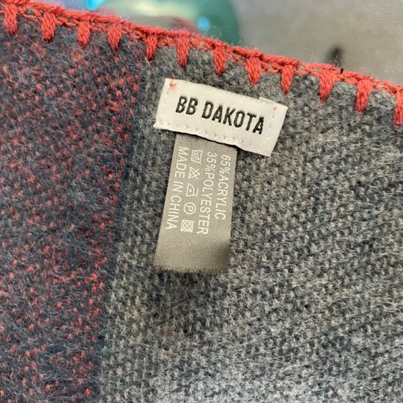 **SOLD** BNWOT Dakota shawl blanket wrap - OS - Picture 11 of 12